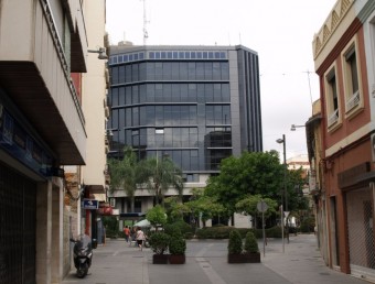 Façana de l'ajuntament de Torrent vista des del carrer sant Cristòfor. ESCORCOLL