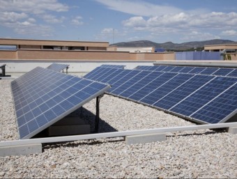 Planta d'energia fotovoltaica muntada al sostre de les facultats. CEDIDA