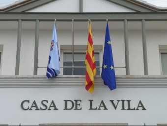 Imatge de les banderes de Sant Pol d'ahir. Hi queda l'espai vuit de l'espanyola. T.M