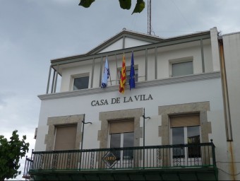 La façana de l'Ajuntament de Sant Pol, aquest dilluns sense la bandera espanyola TERESA MARQUEZ