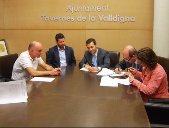 Acte de la signatura del préstec ICO a la sala de reunions de l'Ajuntament. EL PUNT AVUI