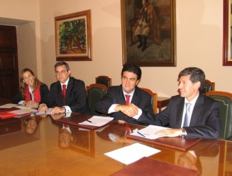 Moment de la signatura del préstec amb el Banc Santander en presència dels regidors. EL PUNT AVUI
