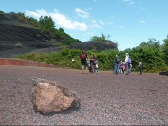 Un detall d'una de les visites al volcà Croscat d'Olot i Santa Pau realitzada en el marc del congrés internacional de vulcanologia d'Olot, on va participar Tosca. J.C