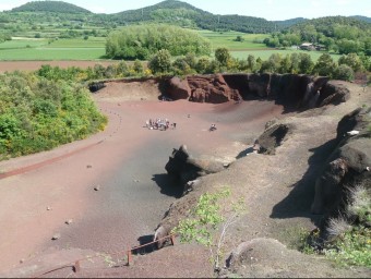 Les extraccions de gredes, aturades fa anys, han deixat una part del volcà Croscat al descobert i s'ha aprofitat per fer pedagogia del vulcanisme. J.C