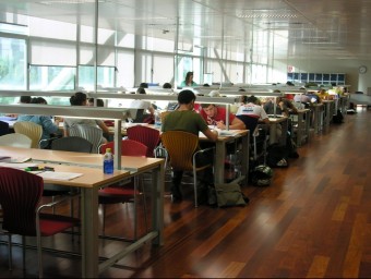 Biblioteca Municipal de Torrent de l'Horta en temps d'exàmens. ESCORCOLL