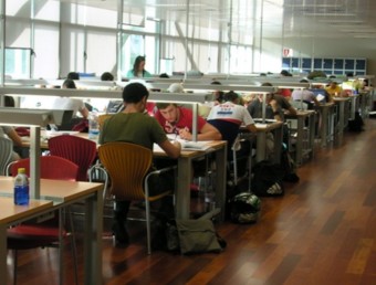 Sala d'estydi d ela Biblioteca de Torrent de l'edifici Metro. ESCORCOLL