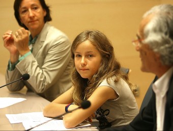 Berta Martín acompanyada de la diputada Imma Colom i del representant d'Aldees Infantils, ahir a la Diputació. M.LLADÓ