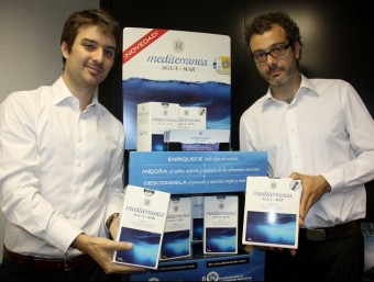 Els emprenedors Albert Fernèndez i Francesc Carrillo mostren el seu producte. ACN