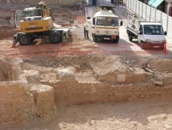 Moment en que la maquinària pesada realitza operacions de càrrega. ESCORCOLL