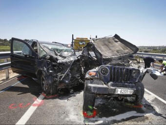 Els vehicles implicats en el xoc de Vilafranca del Penedès van quedar totalment destrossats. EFE