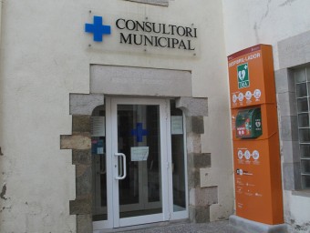 El consultori mèdic d'Aiguaviva està a la part posterior de l'edifici de l'Ajuntament J.N