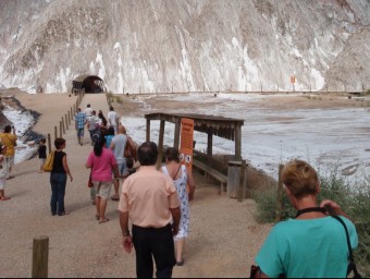 Turistes entrant a la muntanya de sal, a Cardona J.R