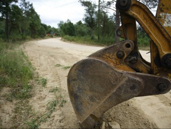 Cassà ha iniciat les obres d'asfaltatge del Camí dels Metges gràcies a una subvenció. A la imatge, els treballs, dilluns L. SERRAT