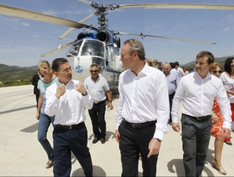El president de la Generalitat, Alberto Fabra, el conseller de Governació, Serafín Castellano i el vicepresident Ciscar en un helicòpter que actua contra els incendis, durant la setmana passada. EL PUNT AVUI