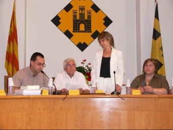 El secretari Tomàs Soler, a l'esquerra de la imatge, el dia que ara fa cinc anys Ruth Rosique, a peu dret, va prendre possessió del càrrec d'alcaldessa de Vidreres. ANNA PUIG