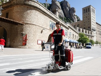 Jordi Blancafort es desplaça amb un vehicle elèctric medicalitzat pels voltants del santuari de Montserrat ORIOL DURAN
