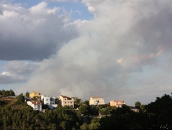 Una vintena de dotacions dels Bombers de la Generalitat treballen en l'incendi forestal de Castellet i la Gornal ACN
