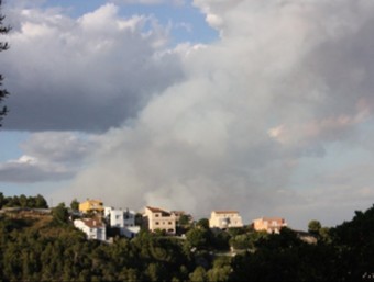 El fum de l'incendi prop de Castellet i la Gornal ACN
