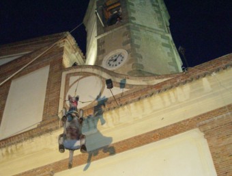 L'ase Innocenci penjat al campanar de l'església de Vilassar de Mar. A.G