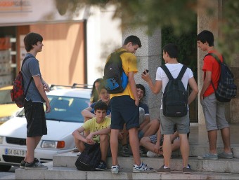 Alumnes a la sortida de l'Institut Ramon Muntaner de Figueres, en una imatge d'arxiu. MANEL LLADÓ