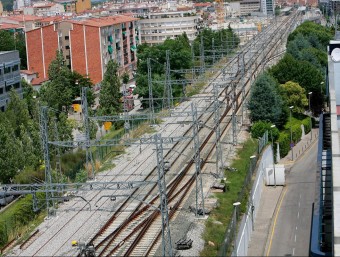 La via del tren convencional a Girona, en l'entrada pel sud de la ciutat. MANEL LLADÓ