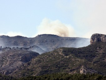 Fum del foc que crema a dalt de la carena de la Serra de Cavalls, al Pinell de Brai, a la Terra Alta MARC CERVELLÓ / ACN