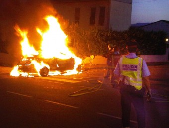El cotxe en flames abans que els bombers el poguessin apagar. JORDI RIBOT /ICONNA/ ACN