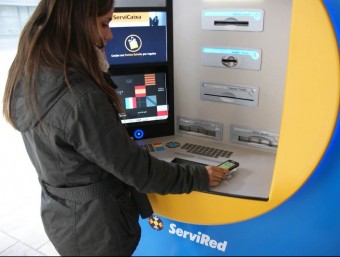 El impositors de La Caixa demanen fer créixer la capacitat de servei dels caixers automàtics  ARXIU