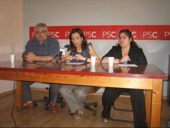 L'exalcaldessa de Salt, Iolanda Pineda, al centre, al costat de Mingo Álvarez i Soumaya Waez, ahir al matí a la seu dels socialistes saltencs. J.F