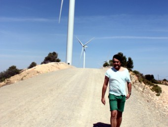 Carlos Gibert, alcalde de la Granadella, davant dels molins del Parc Eòlic de Sant Antoni. ACN