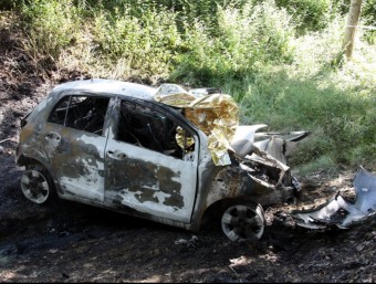 El cotxe incendiat, en estimbar-se contra un arbre a la riera de Vallromanes LLUÍS VILARÓ/ ACN