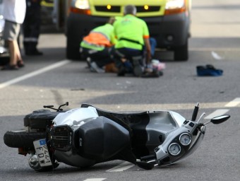 Equips d'emergència atenen un motorista accidentat a Girona LLUÍS SERRAT / ARXIU