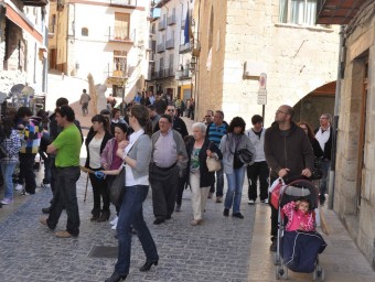 Visitants i turistes passegen els carrers de Morella. EL PUNT AVUI