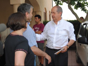 El conseller d'Interior, Felip Puig, a la seva arribada al centre de comandament avançat que s'ha instal·lat a l'Ajuntament de la Vilella Alta ACN