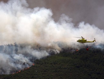 Vista d'un dels helicòpters que treballa en les tasques d'extinció de l'incendi de Cortes de Pallars ACN