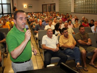 Jordi Gas, portaveu dels afectats, durant l'assemblea convocada dilluns ACN