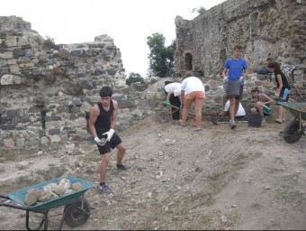 Alguns joves, ahir, al camp de treball del Castell de Sant Iscle, a Vidreres. J. GONZALO