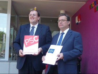 Estanis Fors (CiU) i Ramon Vinyes (PSC) després de la signatura del pacte. T.M