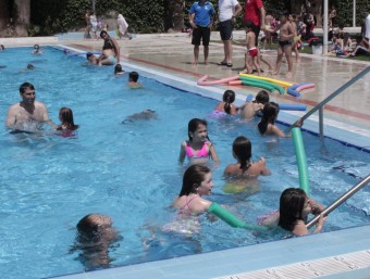 Aspecte de la piscina municipal en un dia de tallers de natació. E. HERNÁNDEZ