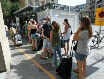 Usuaris de Rodalies fent cua ahir al matí a les taquilles exteriors provisionals del Passeig de Gràcia QUIM PUIG