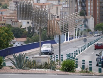 Pont viaducte de la zona alta de la vila amb l'escultura d'Alfaro en primer terme. ESCORCOLL