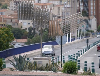 Imatge del pont nou a la part alta de la vila. ESCORCOLL