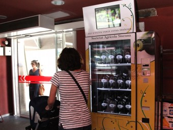 La màquina dispensadora d'oli està instal·lada al mercat del Lleó de Girona. JOAN SABATER