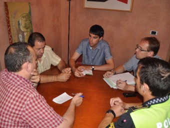 Reunió de l'alcalde i el regidor de Trànsit amb la policia local. EL PUNT-AVUI
