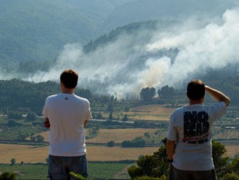 El foc avançava a mitja tarda, empès per la marinada, cap a Montblanc JOSÉ C. LEÓN