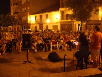 Aspecte del públic assistent al concert de la plaça de Sant Roc. RICARD CHULIÀ