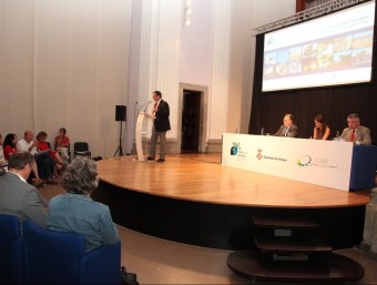 La presentació es va fer ahir a la Casa de Cultura de Girona, en un auditori ple de representants del món local. JOAN SABATER