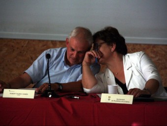 Robert Fauria i Montse Roura, en un moment del Consell d'Alcaldes de la Selva que es va fer ahir a Riudellots. ACN
