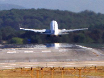 Un avió enlairant-se a l'aeroport de Girona. MANEL LLADÓ