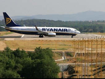 Un avió de Ryanair a punt per enlairar-se, aquesta setmana a l'aeroport de Girona. MANEL LLADÓ